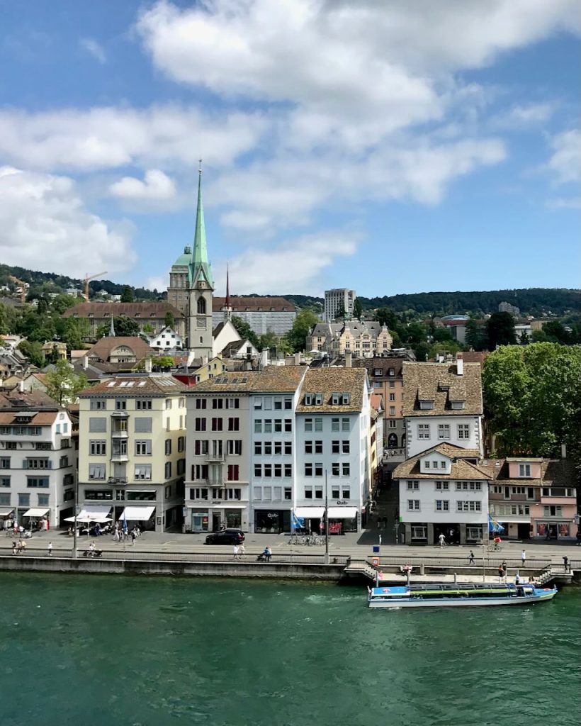 Zürich Altstadt mit Fluss, historischen Gebäuden und Kirchturm an der Limmat.